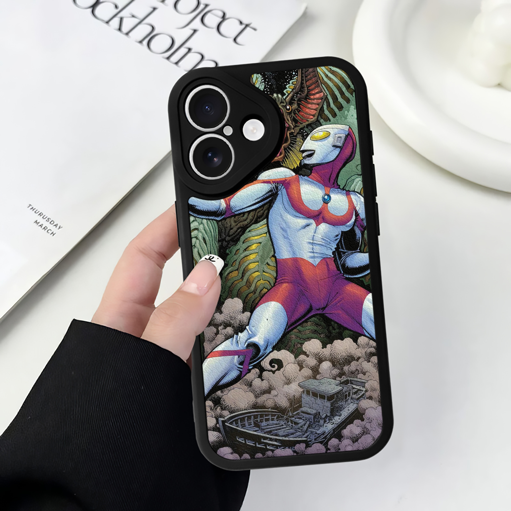 （画像用） ウルトラマン Ultraman 【iPhone 16シリーズ対応】シリコンスマホケース（レザー調） 材質：シリコン